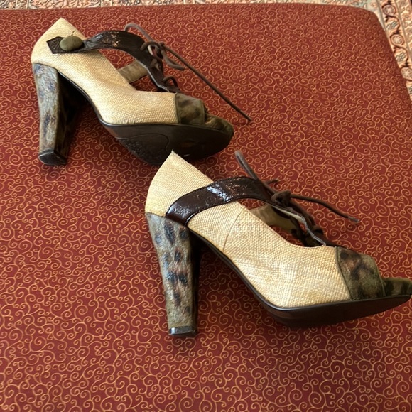 Super cute size 6 1/2 Naughty Monkey 4” heeled beige raffia lace up peep toes - Picture 2 of 16